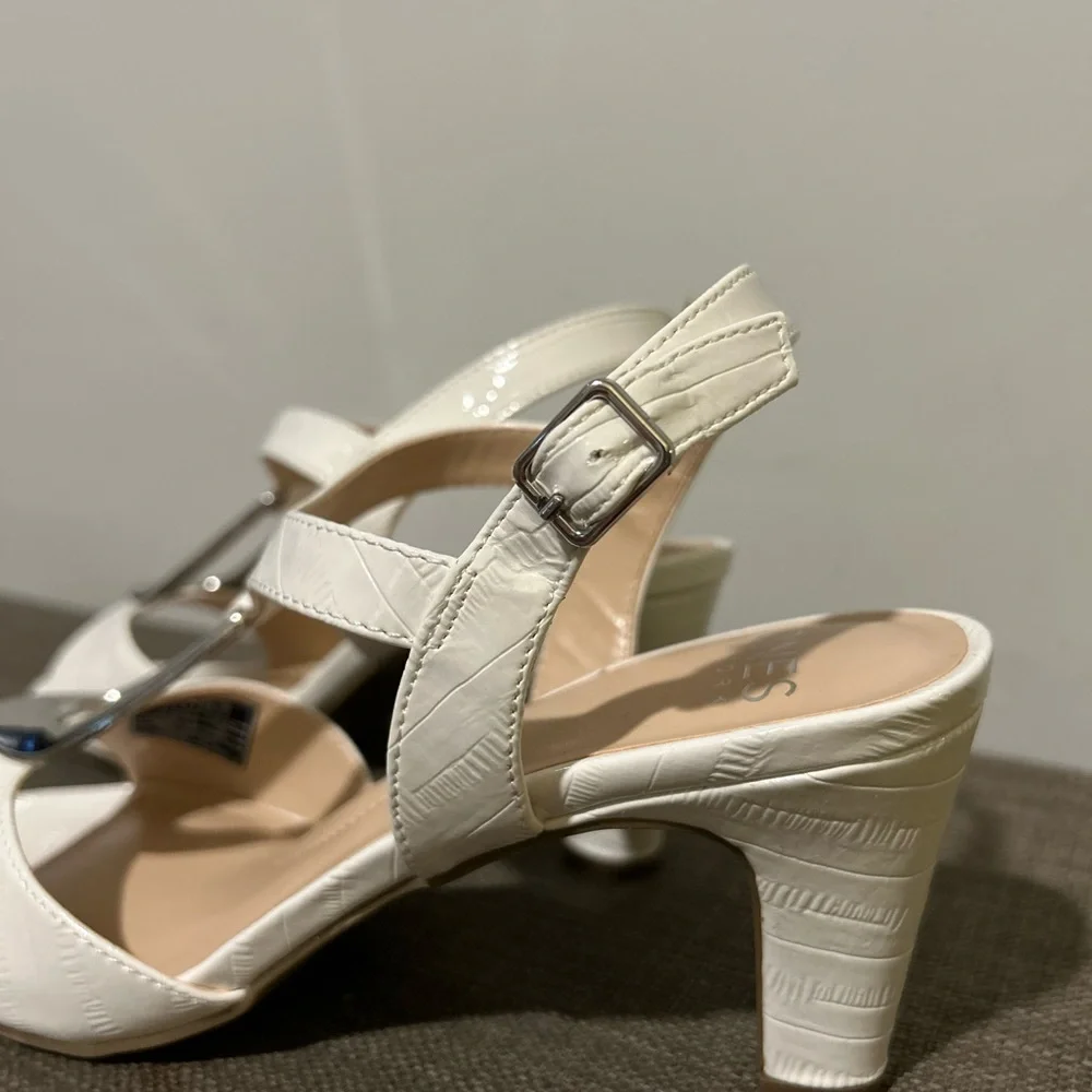 Jones New York Elegant White Sandals with Silver Accent - Picture 6 of 14
